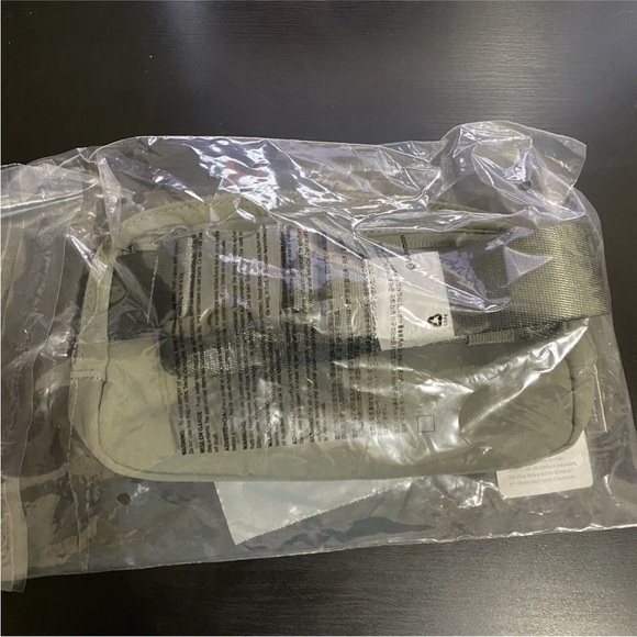 Lululemon Everywhere Belt Bag 1L Grey Sage - Picture 7 of 10